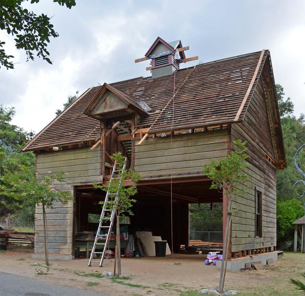 Reconstruction of the barn in full swing