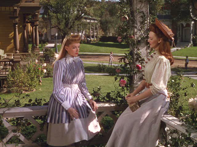 Judy Garland plays the lead role of Esther Smith, here with her sister Rose, played by Lucille Bremer